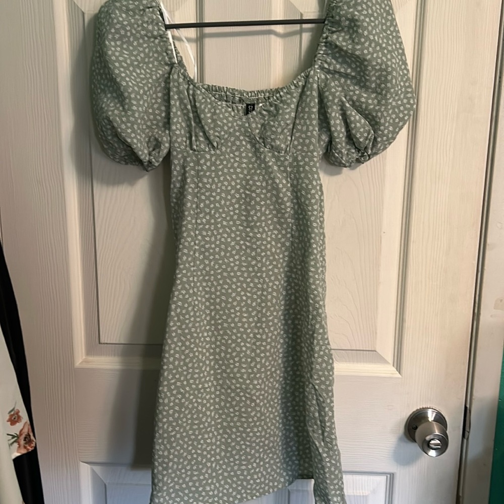 H&M XS green dress with white floral print
